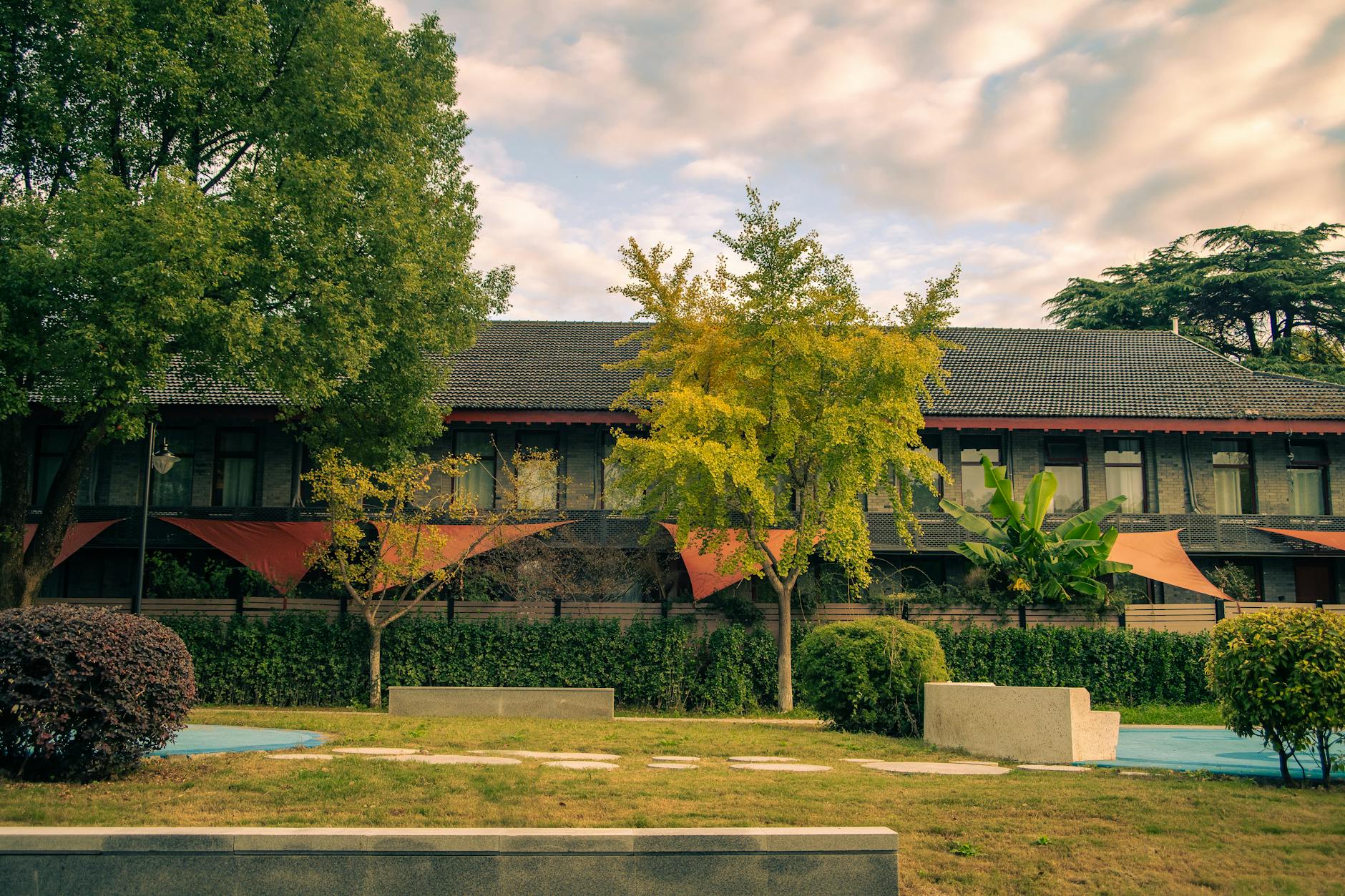 Photo by Cheng Shi Song | via Pexels | License: Pexels License | https://www.pexels.com/photo/traditional-building-with-lush-garden-in-nanjing-34683717/