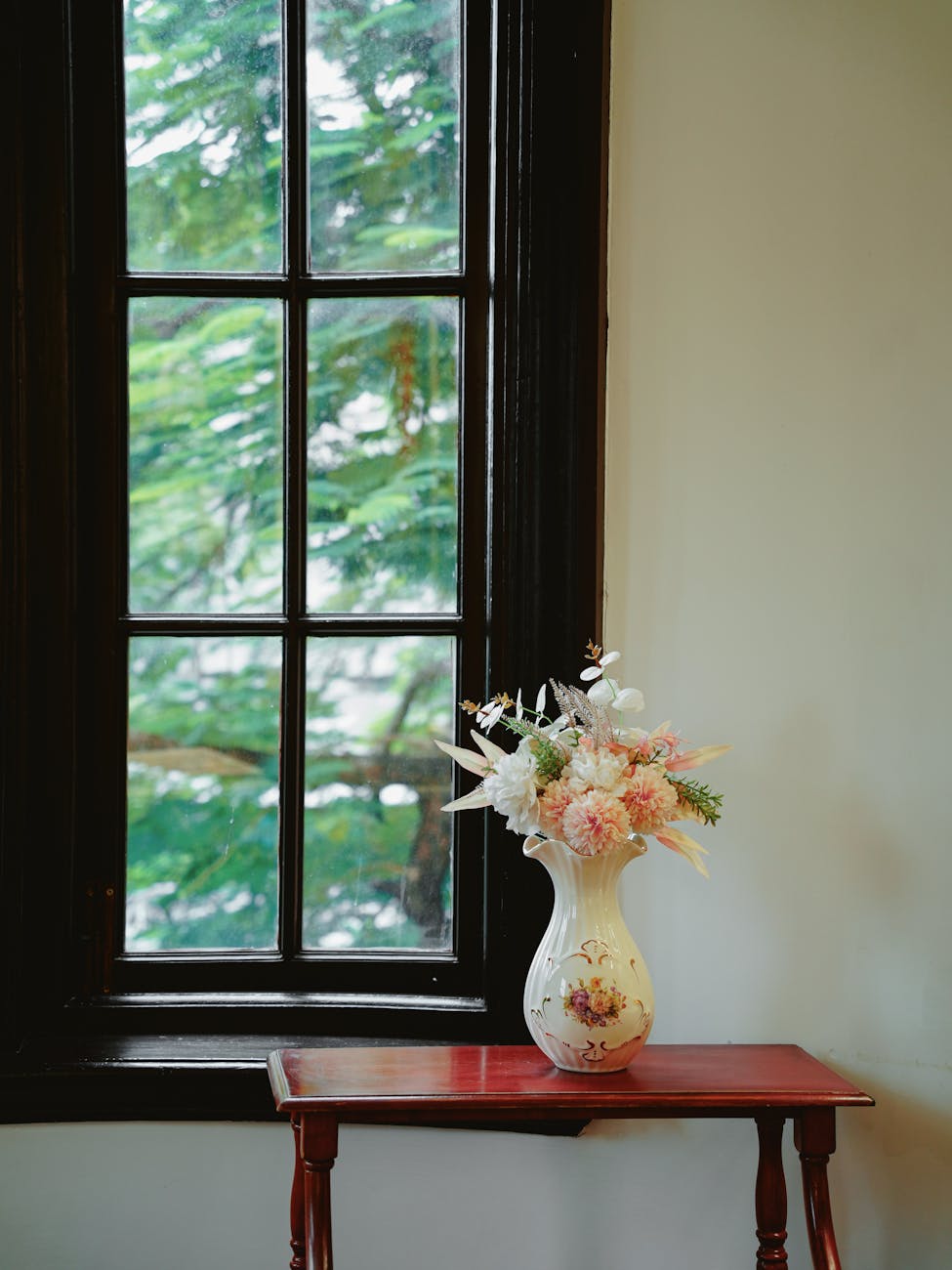 Photo by Maxine Xin | via Pexels | License: Pexels License | https://www.pexels.com/photo/elegant-floral-arrangement-by-a-classic-window-34799890/