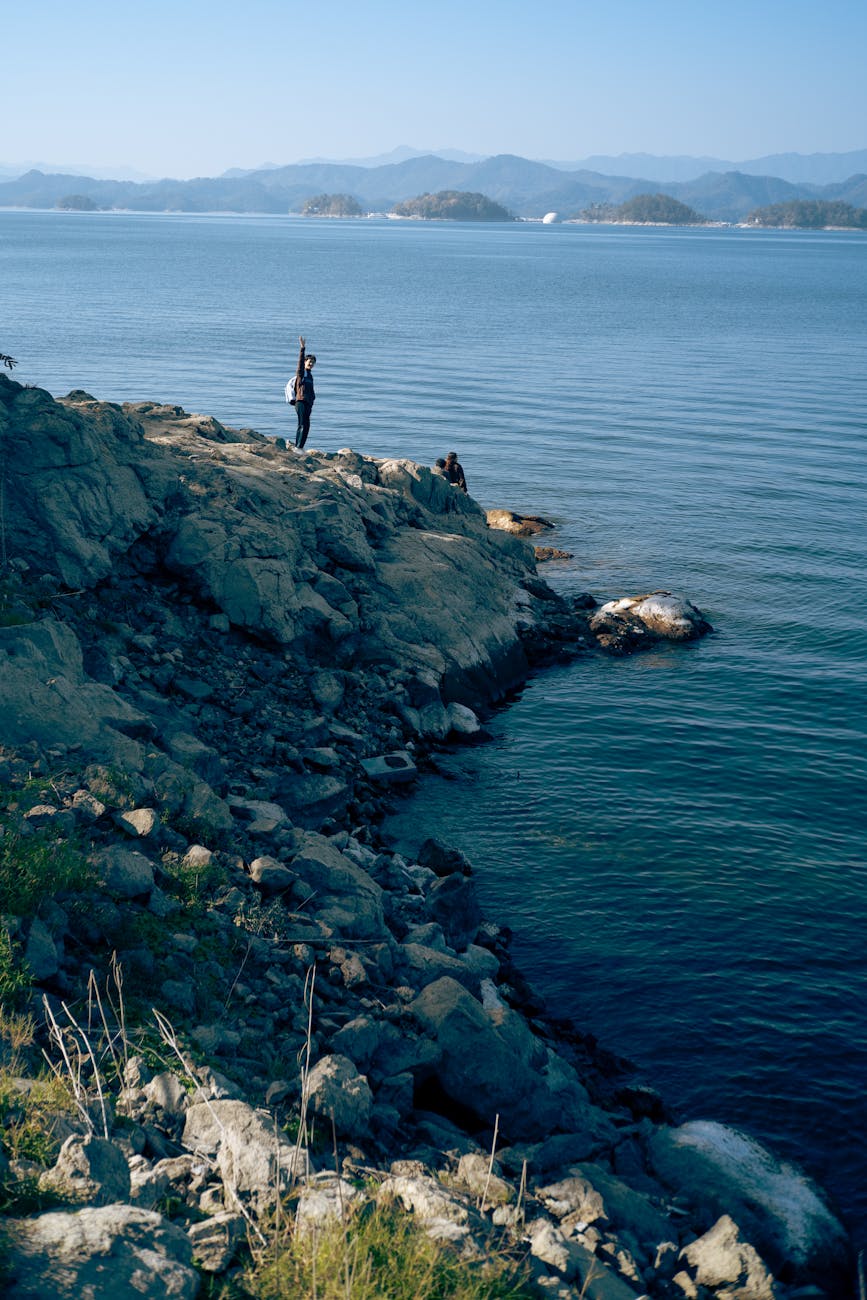Photo by Cheng Shi Song | via Pexels | License: Pexels License | https://www.pexels.com/photo/serene-lakeside-view-with-rocky-shoreline-34923106/