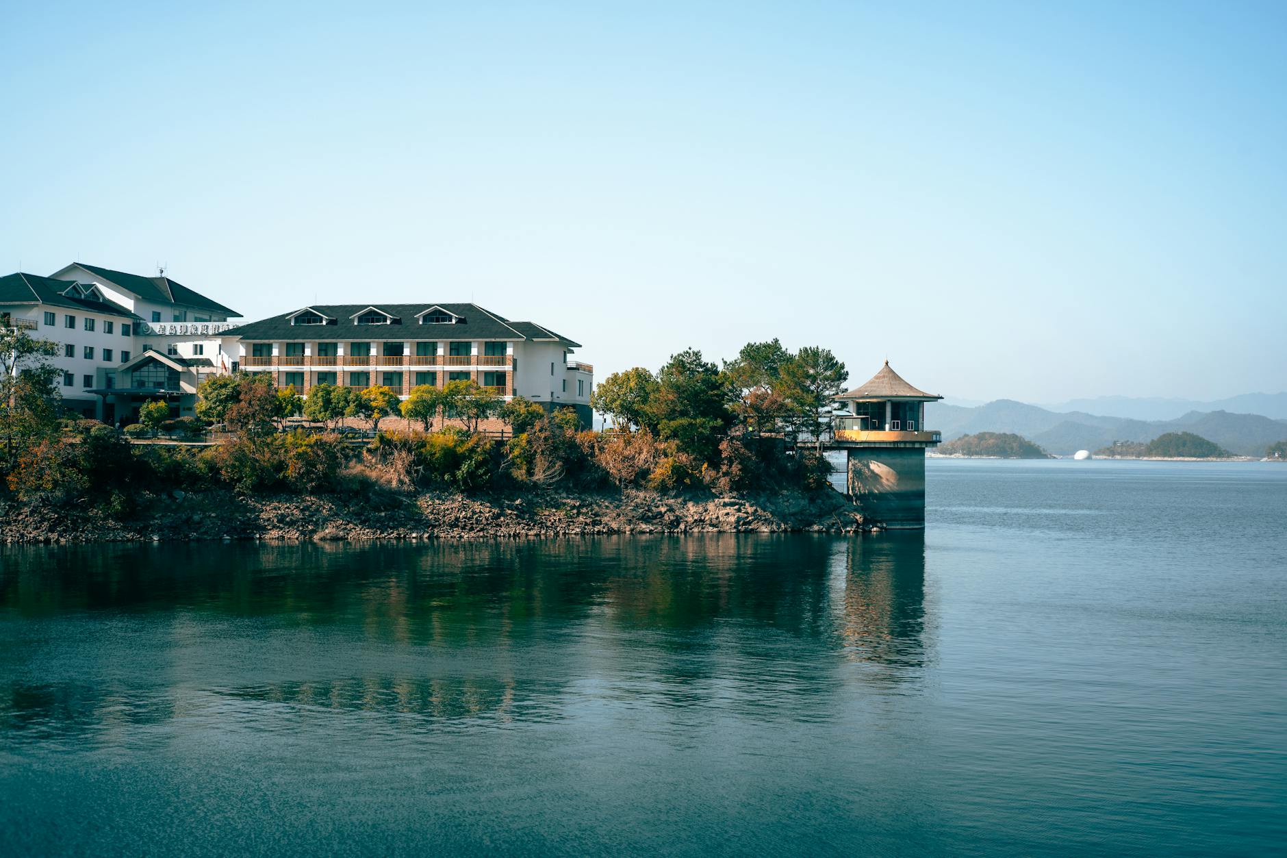 Photo by Cheng Shi Song | via Pexels | License: Pexels License | https://www.pexels.com/photo/scenic-lakeside-architecture-in-hangzhou-china-34988238/