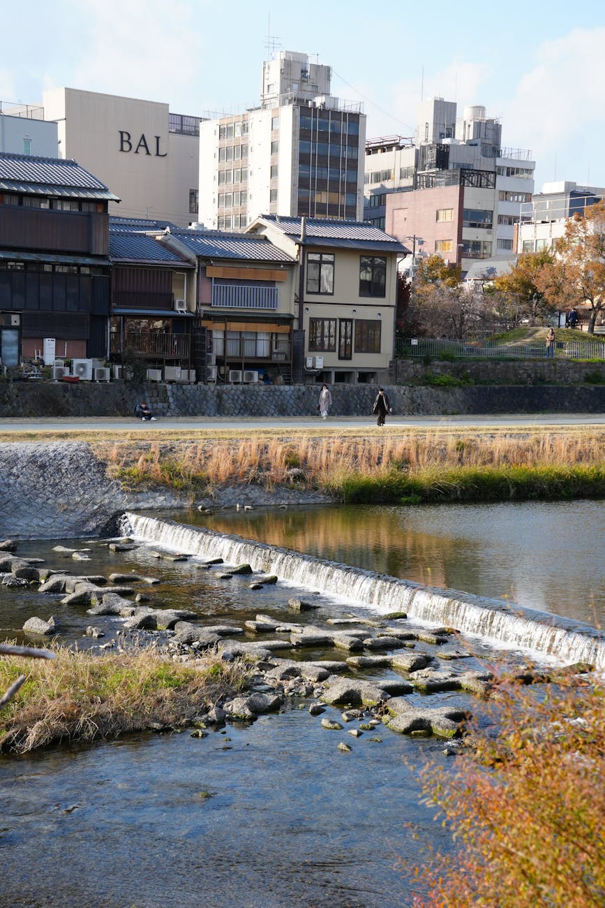 Photo by Leila Chen | via Pexels | License: Pexels License | https://www.pexels.com/photo/scenic-riverside-view-of-kyoto-in-autumn-35588369/