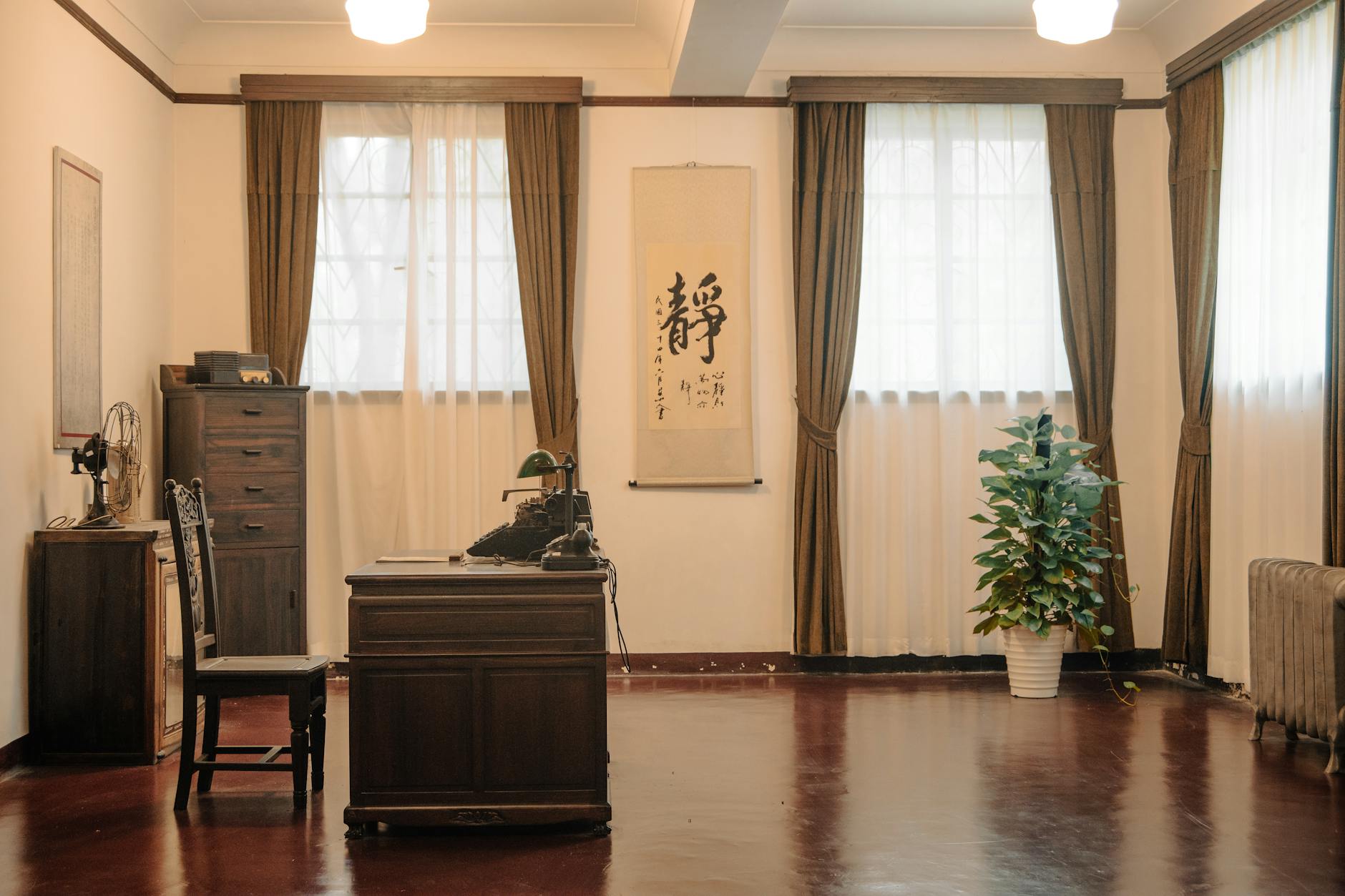 Photo by Cheng Shi Song | via Pexels | License: Pexels License | https://www.pexels.com/photo/elegant-vintage-office-in-meiling-palace-nanjing-33996090/