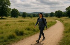 示意圖：廣闊自然中的步行場景｜Meta首度因兒童安全敗訴　為科技產品監管開新篇